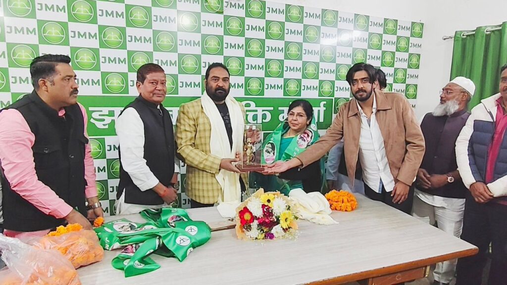 JMM ने तेज की नगर निकाय चुनाव की तैयारी, मेदिनीनगर परिषद की पूर्व अध्यक्ष पूनम सिंह को विनोद पांडेय ने दिलाई पार्टी की सदस्यता