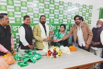 JMM ने तेज की नगर निकाय चुनाव की तैयारी, मेदिनीनगर परिषद की पूर्व अध्यक्ष पूनम सिंह को विनोद पांडेय ने दिलाई पार्टी की सदस्यता