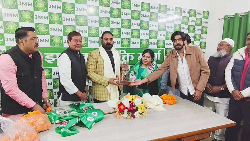 JMM ने तेज की नगर निकाय चुनाव की तैयारी, मेदिनीनगर परिषद की पूर्व अध्यक्ष पूनम सिंह को विनोद पांडेय ने दिलाई पार्टी की सदस्यता