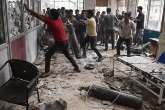 सड़क हादसे में छात्रा की मौत के बाद गिरिडीह में बवाल, पोस्टमार्टम नहीं होने पर ट्रामा सेंटर में तोड़फोड़