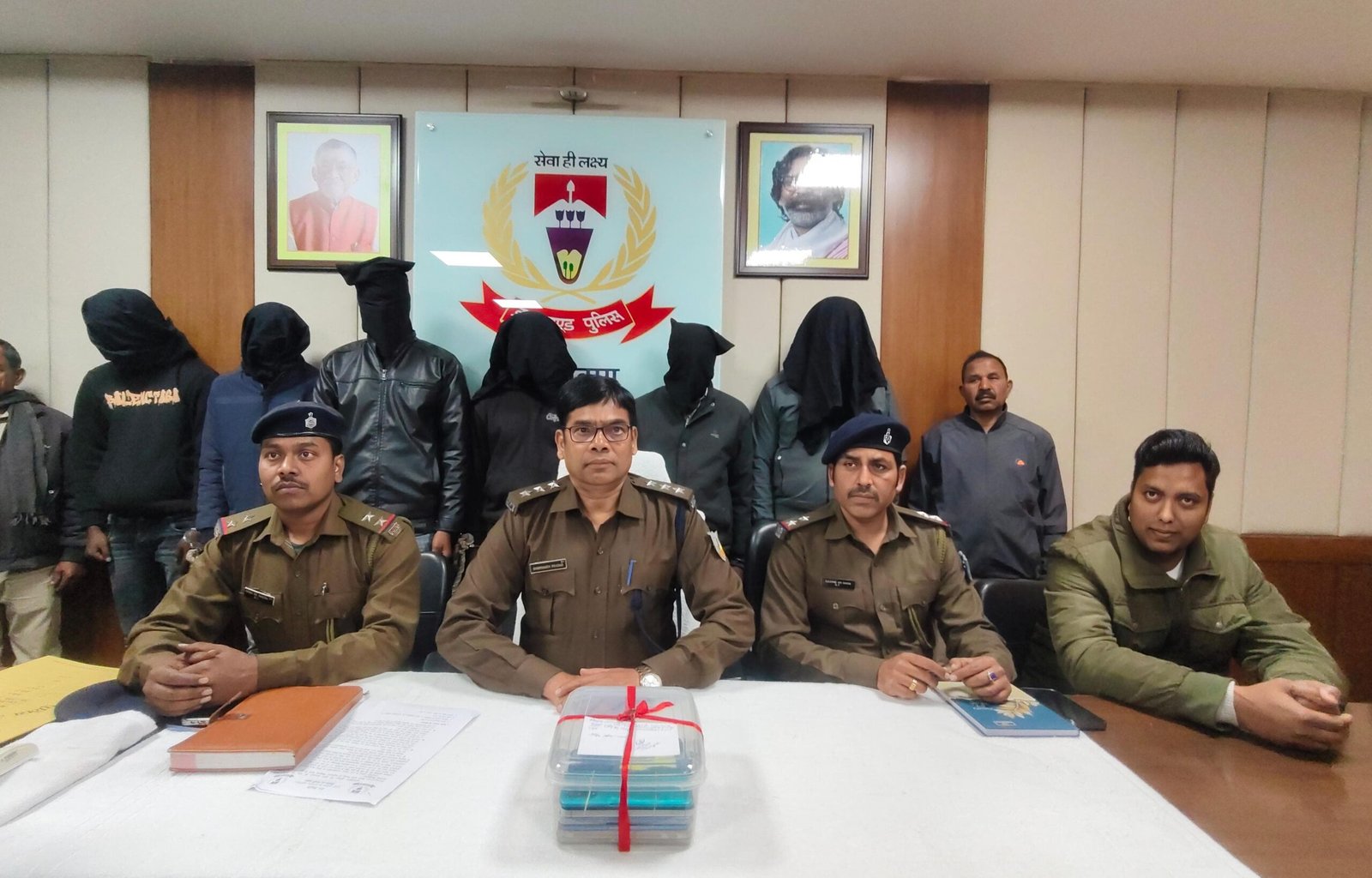 एस्कॉर्ट सर्विस के नाम पर 6 साइबर ठग गिरफ्तार,हजारीबाग पुलिस का बड़ा एक्शन, कार, मोबाइल व डेबिट कार्ड बरामद