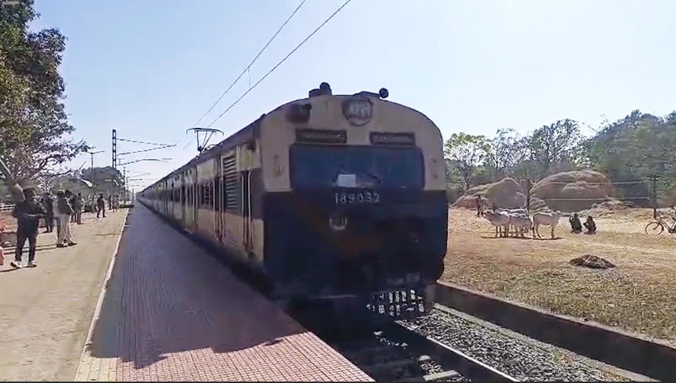 रांची से लोहरदगा के इरगांव तक दौड़ी मेमू पैसेंजर ट्रेन, यात्रियों के लिए फ्री बस सेवा शुरू