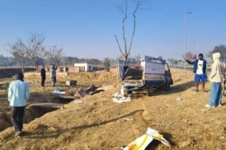 गुमला में भीषण सड़क हादसा, 4 की मौत, 2 घायल, तिलकुट बेचने निकले थे रांची