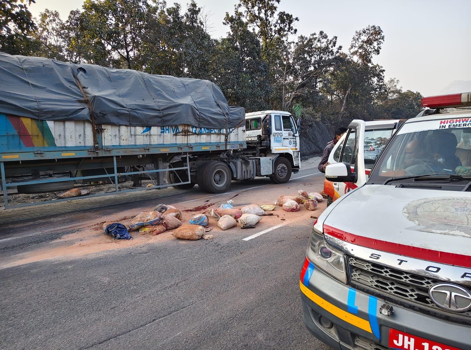 कोडरमा घाटी में मजदूरों से भरी ट्रैक्टर पलटी, एक की मौत, दर्जनभर घायल