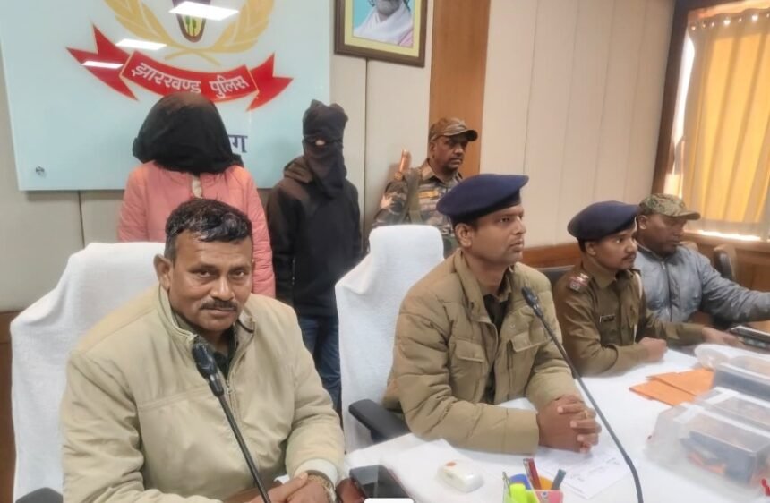 रामगढ़ में राहुल दुबे गिरोह के दो सदस्य गिरफ्तार, कार्रबाइन समेत कई हथियार बरामद