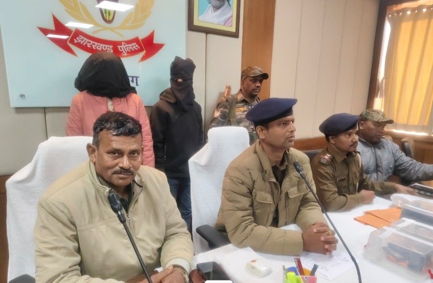 रामगढ़ में राहुल दुबे गिरोह के दो सदस्य गिरफ्तार, कार्रबाइन समेत कई हथियार बरामद