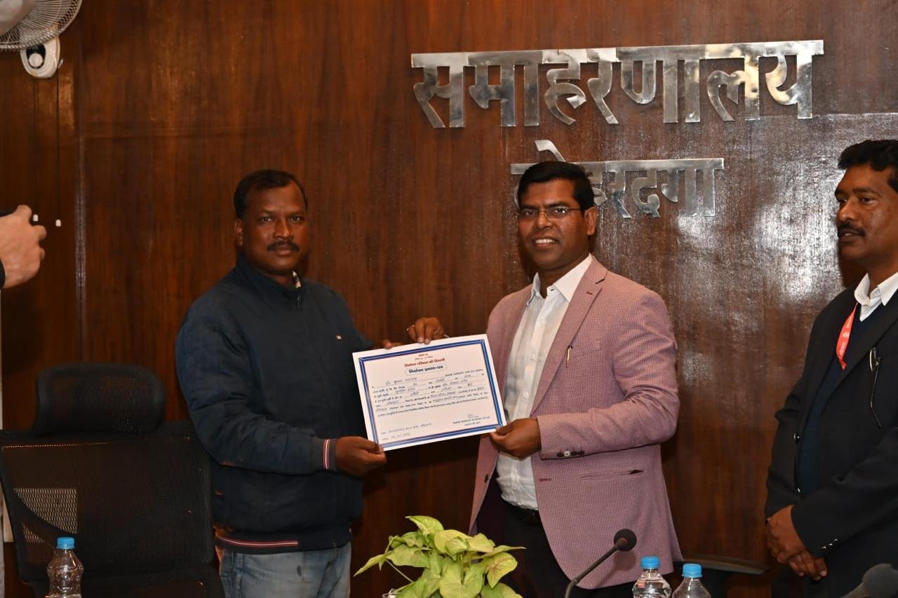 सुखदेव उरांव बने लोहरदगा जिला परिषद अध्यक्ष, निर्विरोध हुए निर्वाचित, उपायुक्त ने दिलाई शपथ