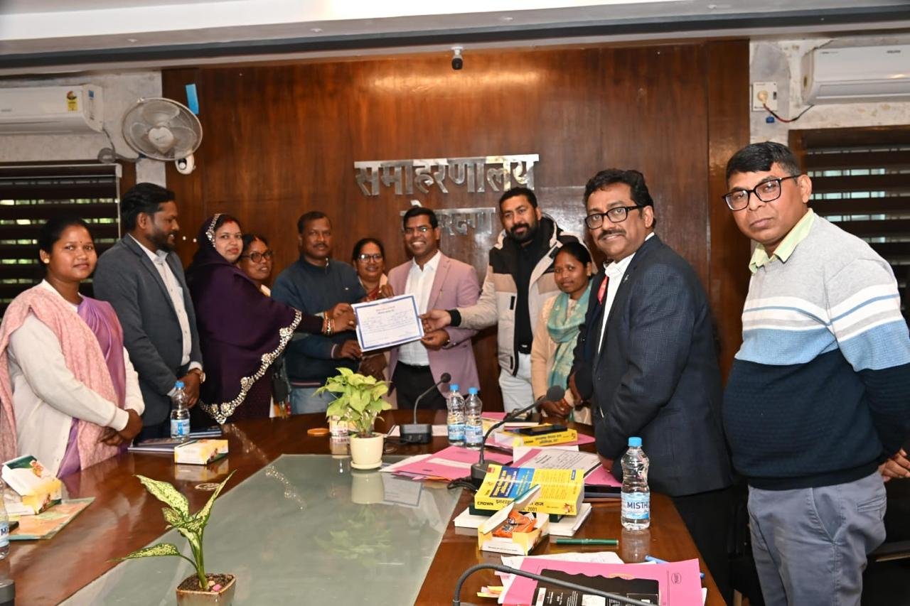 सुखदेव उरांव बने लोहरदगा जिला परिषद अध्यक्ष, निर्विरोध हुए निर्वाचित, उपायुक्त ने दिलाई शपथ 2 WhatsApp Image 2026 01 24 at 4.04.56 PM