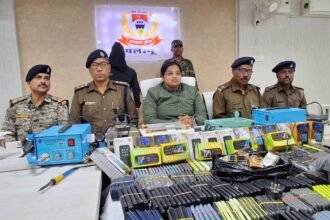 पलामू में अवैध मोबाइल मिनी फैक्ट्री का भंडाफोड़, दो गिरफ्तार