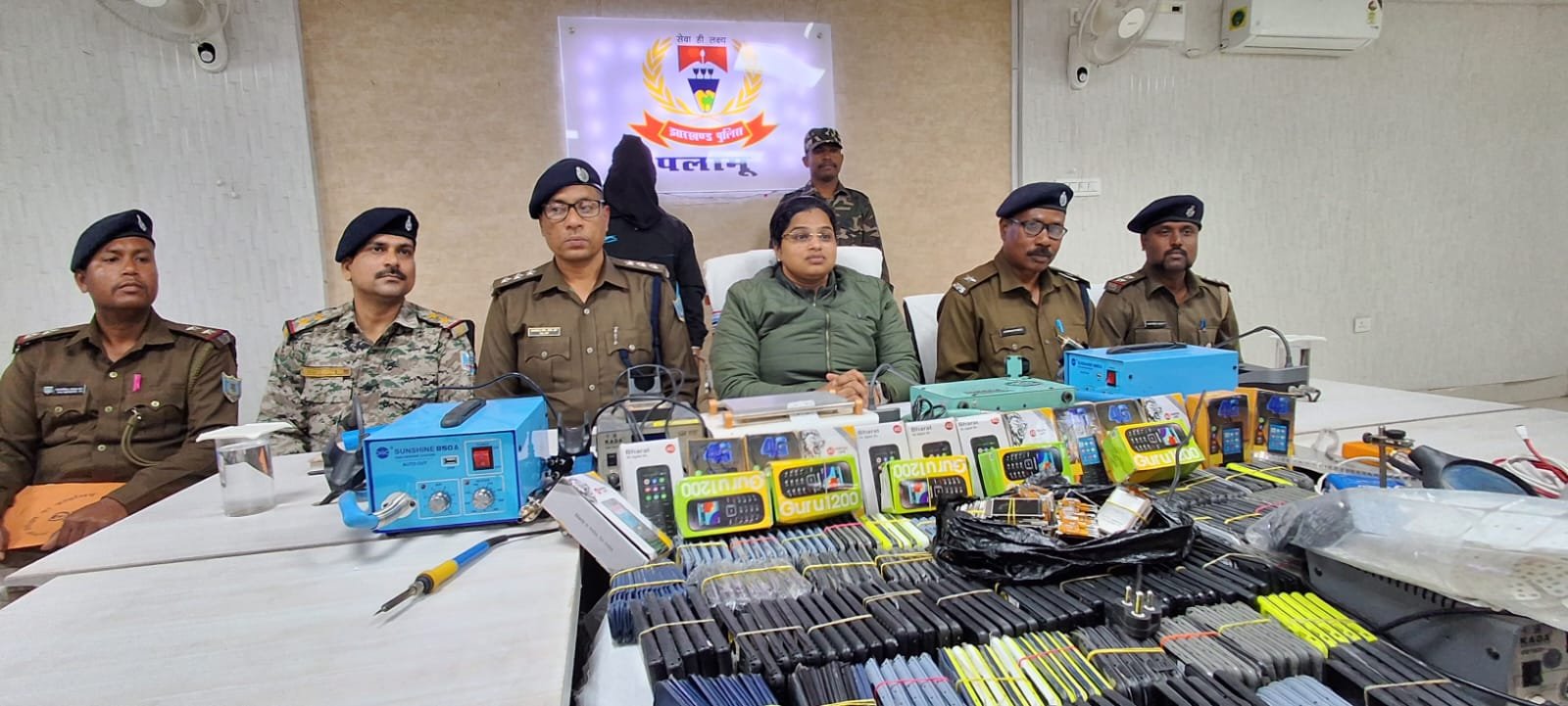 पलामू में अवैध मोबाइल मिनी फैक्ट्री का भंडाफोड़, दो गिरफ्तार