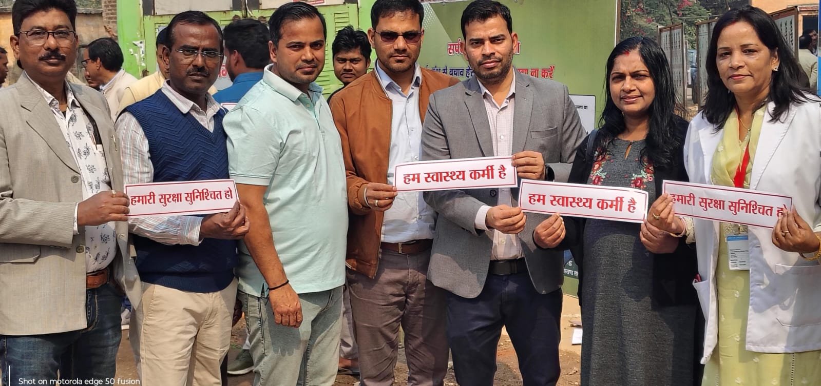 धनबाद में बाउंड्री वॉल विवाद पर वकील और स्वास्थ्य कर्मी आमने-सामने,सदर अस्पताल में OPD ठप,प्रशासन के लिए दोतरफा चुनौती 3 WhatsApp Image 2026 01 31 at 6.49.25 PM