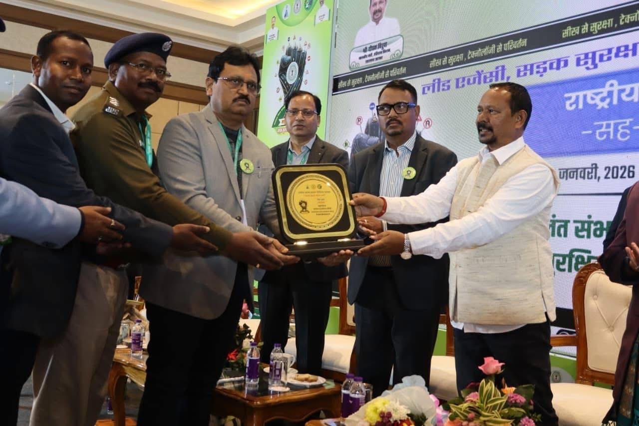 सड़क सुरक्षा को लेकर गुमला को राज्य स्तर पर मिला पहला पुरस्कार, परिवहन मंत्री दीपक बिरुआ ने किया सम्मानित