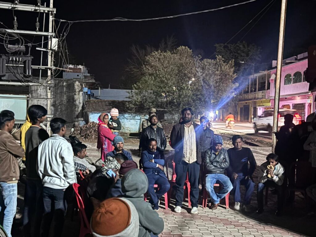 लोहरदगा JMM जिलाध्यक्ष मोज्जमिल अहमद ने रात्रि चौपाल में सुनी जनसमस्याएं, नगर निकाय चुनाव पर चर्चा