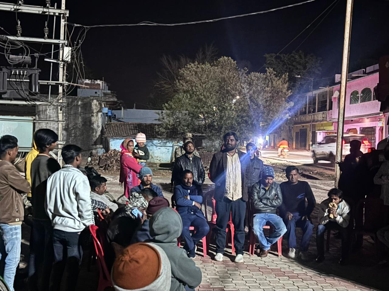 लोहरदगा JMM जिलाध्यक्ष मोज्जमिल अहमद ने रात्रि चौपाल में सुनी जनसमस्याएं, नगर निकाय चुनाव पर चर्चा