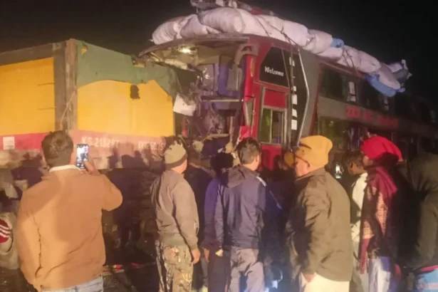 गया जी में भीषण सड़क हादसा, बस और हाइवा की टक्कर में एक की मौत, 17 यात्री घायल