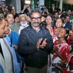 मुख्यमंत्री हेमंत सोरेन 10 दिनों के विदेश दौरे के बाद रांची लौटे, एयरपोर्ट पर JMM कार्यकर्ताओं ने किया जोरदार स्वागत