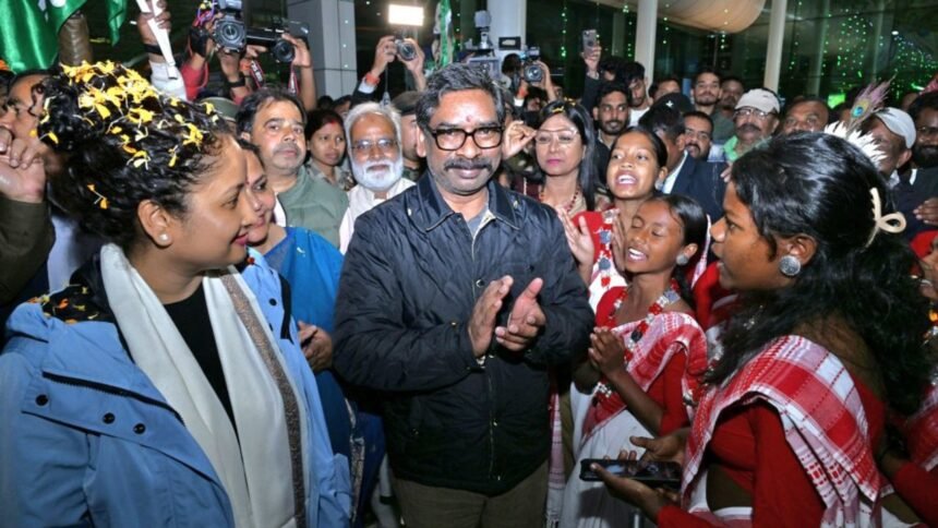 मुख्यमंत्री हेमंत सोरेन 10 दिनों के विदेश दौरे के बाद रांची लौटे, एयरपोर्ट पर JMM कार्यकर्ताओं ने किया जोरदार स्वागत