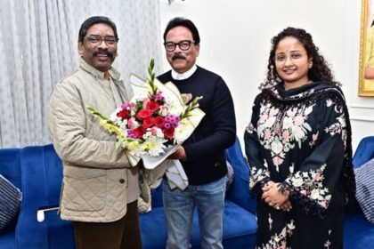 मुख्यमंत्री हेमंत सोरेन और कल्पना सोरेन से मिलकर सांसद सुखदेव भगत ने दी नये साल की बधाई, राज्य के विकास और पेसा कानून पर चर्चा