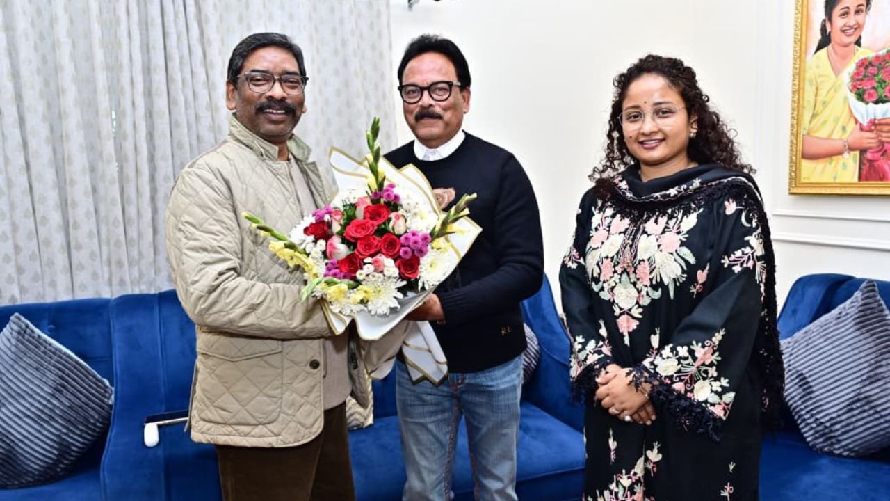 मुख्यमंत्री हेमंत सोरेन और कल्पना सोरेन से मिलकर सांसद सुखदेव भगत ने दी नये साल की बधाई, राज्य के विकास और पेसा कानून पर चर्चा