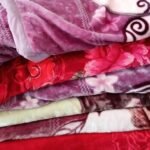 गरीबों को बांटने वाला कंबल घर ले जाते BDO को लोगों ने पकड़ा, चोरी का लगाया आरोप