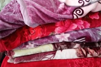 गरीबों को बांटने वाला कंबल घर ले जाते BDO को लोगों ने पकड़ा, चोरी का लगाया आरोप