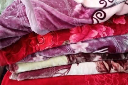 गरीबों को बांटने वाला कंबल घर ले जाते BDO को लोगों ने पकड़ा, चोरी का लगाया आरोप