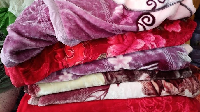 गरीबों को बांटने वाला कंबल घर ले जाते BDO को लोगों ने पकड़ा, चोरी का लगाया आरोप