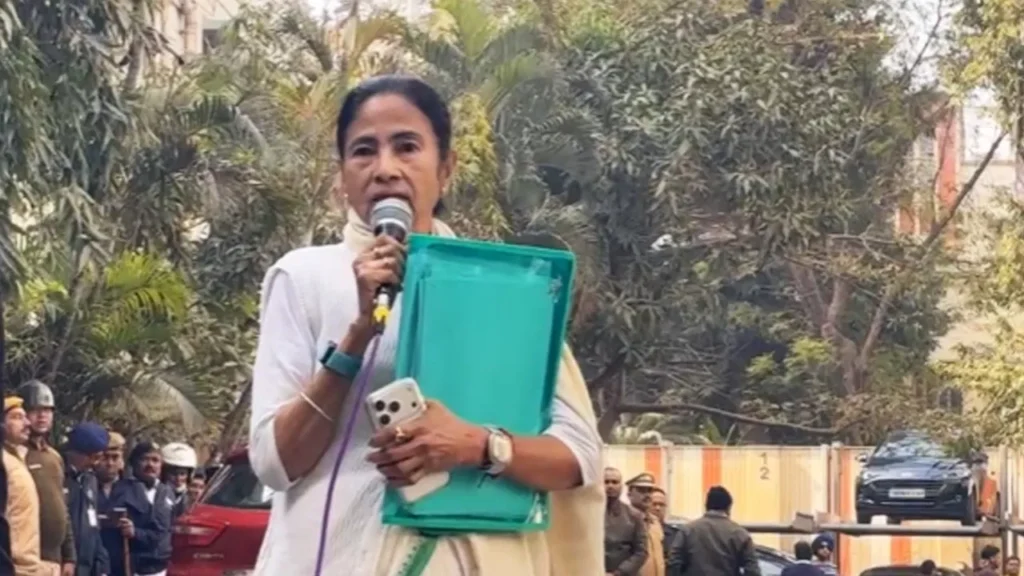 IPAC के ठिकानों पर ED की छापेमारी के बाद कोलकाता में बवाल, मौके पर पहुंची ममता बनर्जी ने फाइलों को जबरन गाड़ियों में रखवाया