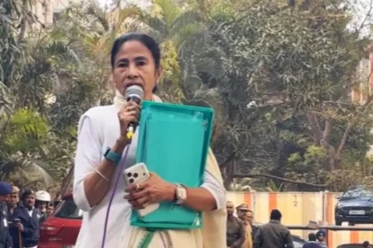 IPAC के ठिकानों पर ED की छापेमारी के बाद कोलकाता में बवाल, मौके पर पहुंची ममता बनर्जी ने फाइलों को जबरन गाड़ियों में रखवाया