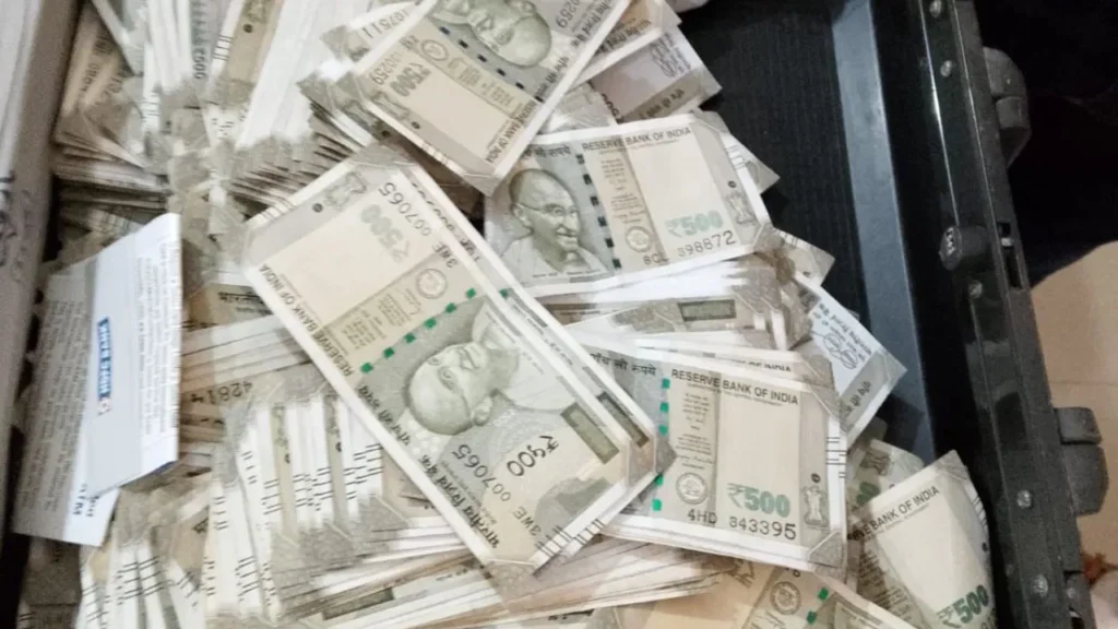 पटना में युवक-युवती के पास चेकिंग के दौरान मिले 12 लाख कैश, दोनों को हिरासत में लेकर जांच शुरू
