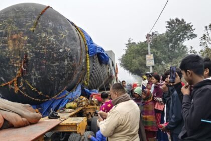 दुनिया का सबसे बड़ा शिवलिंग बिहार पहुंचा, गोपालगंज में श्रद्धालुओं की उमड़ी भीड़, 17 जनवरी को पूर्वी चंपारण में होगी स्थापना