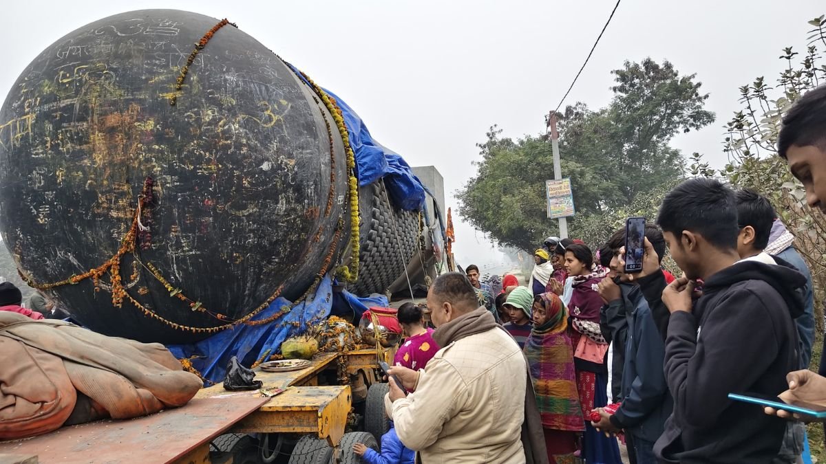दुनिया का सबसे बड़ा शिवलिंग बिहार पहुंचा, गोपालगंज में श्रद्धालुओं की उमड़ी भीड़, 17 जनवरी को पूर्वी चंपारण में होगी स्थापना
