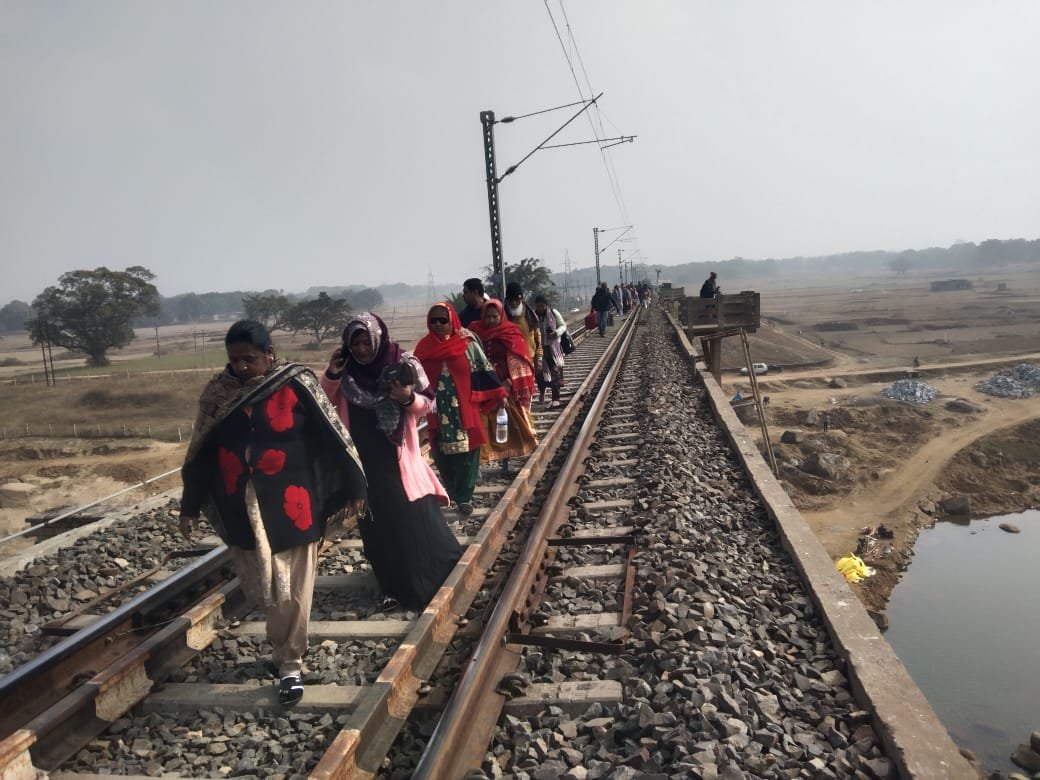 लोहरदगा में बड़ा हादसा टला, कोयल नदी पर बना रेलवे पुल का पीलर क्षतिग्रस्त, रांची-लोहरदगा मेमो ट्रेन को रोका गया 6 तततत