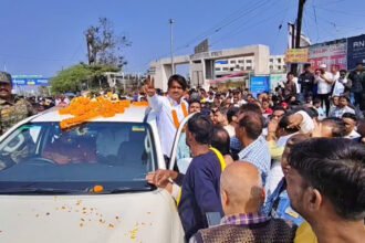 धनबाद में मेयर पद के लिए BJP समर्थित उम्मीदवार के खिलाफ पूर्व विधायक संजीव सिंह ने किया नामांकन, प्रदेश अध्यक्ष बोले-अनुशासनहीनता बर्दाश्त नहीं