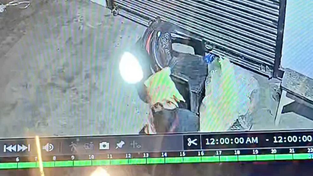 दुकान का शटर काटकर ढ़ाई किलो चांदी की चोरी, CCTV  में कैद हुई चोर की तस्वीर