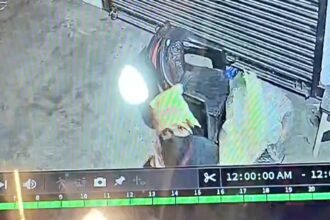 दुकान का शटर काटकर ढ़ाई किलो चांदी की चोरी, CCTV  में कैद हुई चोर की तस्वीर