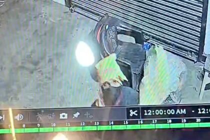 दुकान का शटर काटकर ढ़ाई किलो चांदी की चोरी, CCTV  में कैद हुई चोर की तस्वीर