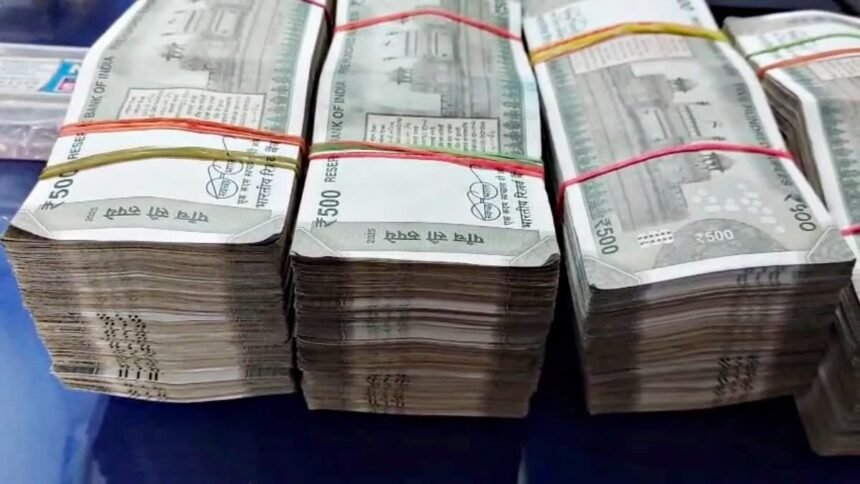 पटना में 32 लाख कैश के साथ दो युवक पकड़े गए, पुलिस ने हिरासत में हो रही हैं पूछताछ