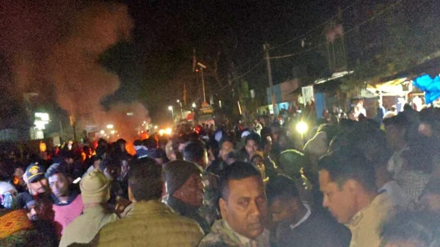 गिरिडीह में चार दिन से गायब बच्चे का शव मिलने पर भड़के लोग, सड़क जाम कर किया प्रदर्शन