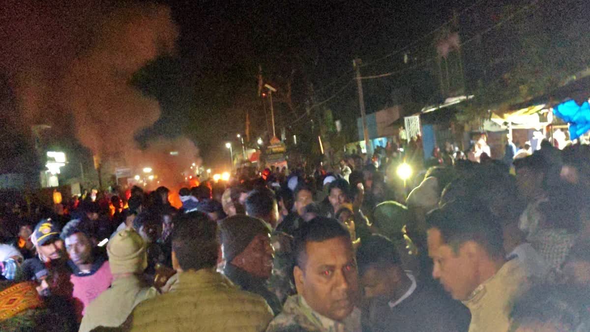 गिरिडीह में चार दिन से गायब बच्चे का शव मिलने पर भड़के लोग, सड़क जाम कर किया प्रदर्शन