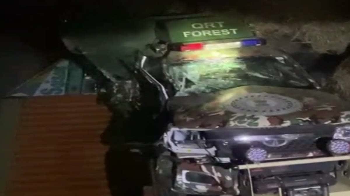 हजारीबाग में हाथी भगाने निकली टीम की गाड़ी से कंटेनर की टक्कर, दो की मौत