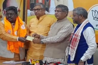 पूर्व मंत्री दुलाल भुईयां को आदित्य साहू ने दिलाई BJP की सदस्यता, बाबूलाल बोले- शबरी के वंशजों का रामभक्तों की पार्टी में स्वागत