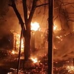 धनबाद के सब्जी मंडी में देर रात लगी भीषण आग, एक दर्जन से अधिक दुकानें जलकर खाक