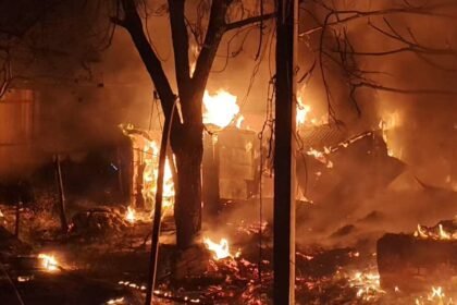 धनबाद के सब्जी मंडी में देर रात लगी भीषण आग, एक दर्जन से अधिक दुकानें जलकर खाक