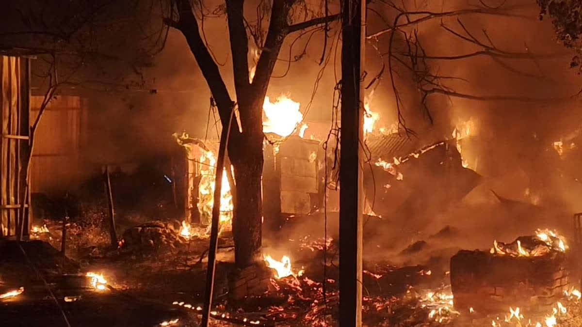 धनबाद के सब्जी मंडी में देर रात लगी भीषण आग, एक दर्जन से अधिक दुकानें जलकर खाक