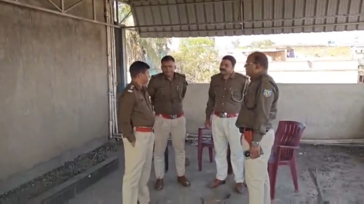 गैंगस्टर प्रिंस खान की अचल संपत्ति नहीं बची, घर में हुई कुर्की जब्ती की कार्रवाई, ईट भी उखाड़ ले गई पुलिस