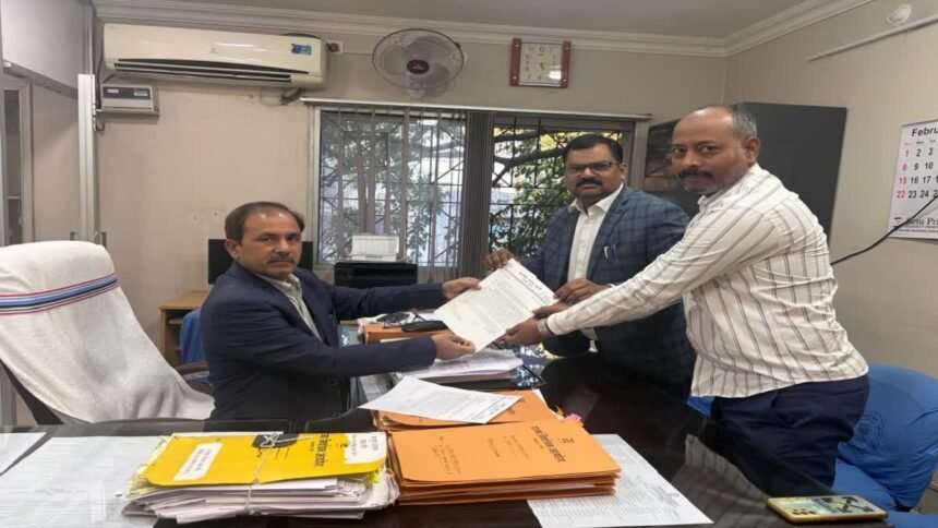 JMM सांसद महुआ माजी के बेटे सोमवित माजी के खिलाफ कार्रवाई की मांग, BJP के प्रतिनिधिमंडल ने की शिकायत