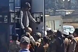 दुर्गा मंदिर में तोड़फोड़ के बाद जबलपुर में भड़की हिंसा, दो पक्षों के बीच जमकर पथराव,पुलिस ने दागे आंसू गैस के गोले