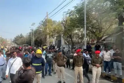 पटना के कंकड़बाग में नगर निगम और पुलिस की टीम पर हमला,अतिक्रमण हटाने के दौरान झड़प,JCB के शीशे तोड़े, 2 घायल