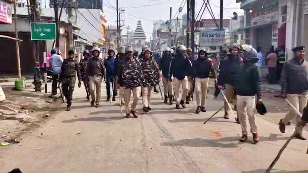 दरभंगा में मासूम की दुष्कर्म के बाद हत्या से आक्रोश, नाराज लोगों ने गाड़ी फूंकी, पुलिस ने किया लाठीचार्ज